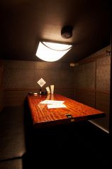 しっとりと飲みたい方は奥のテーブル席を！