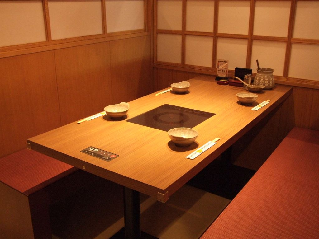仕切りの入ったテーブル席はプライベートな飲み会にも◎