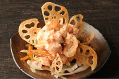 料理メニュー写真 蓮根チップと明太男爵のサラダ