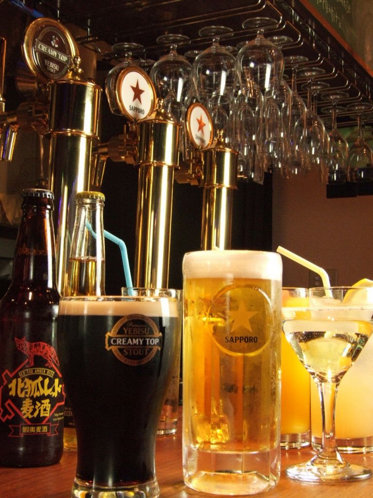 ドリンクは黒ビールから外国産ビール、テキーラなど豊富。嬉しい1杯600円~