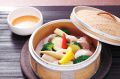 料理メニュー写真&nbsp;鶏と彩り野菜のせいろ蒸し