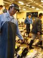 セリの現場です。鮮度や質を細かくチェック