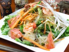 料理メニュー写真&nbsp;春雨と生野菜のピリ辛ホットサラダ（タイ）