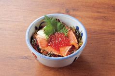料理メニュー写真&nbsp;炙りサーモンといくらの親子丼
