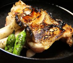 料理メニュー写真 地鶏のもも鉄板焼