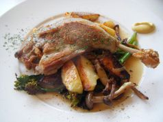 料理メニュー写真 骨付き合鴨肉と色々野菜のコンフィ