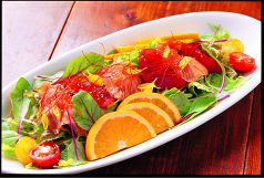 料理メニュー写真&nbsp;ドラゴン流ピリ辛お刺身サラダ　～旨辛コチュジャンドレッシング～