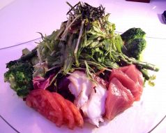 料理メニュー写真 隠れや具沢山サラダ