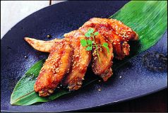 料理メニュー写真&nbsp;定番！手羽先の唐揚げ(5本)　～特製黒ダレ仕上げ～