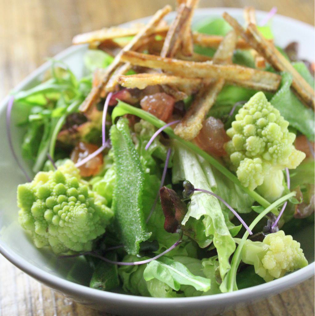 定番野菜からちょっと変わった野菜までたっぷり12種類の野菜を使ったこばやん家サラダ