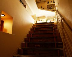2F　BARへの階段