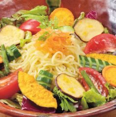 料理メニュー写真 ●【当店名物!ラーメンサラダ】