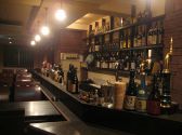 お酒がずらりと並ぶカウンターテーブル席!