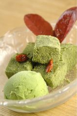 料理メニュー写真&nbsp;わらび餅と抹茶アイス 黒蜜かけ