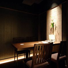 ４名様～最大１０名様までの完全個室です。