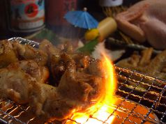 料理メニュー写真 淡路鶏手羽先の炭火藻塩焼/淡路鶏モモ肉の漬け込み炭火焼