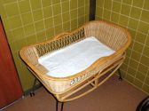 ホテル1階車椅子用トイレ内にベビーベッド