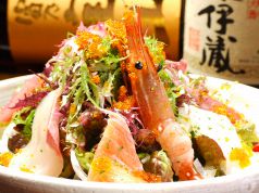 料理メニュー写真 海の幸たっぷりサラダ 青じそドレッシング・サーモンとクリームチーズの湯葉春巻き