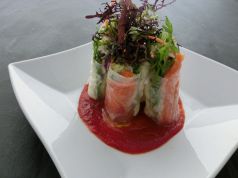 料理メニュー写真 スモークサーモンとアボカド、たっぷり野菜の生春巻き