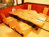 木のぬくもりを感じるテーブル席。
