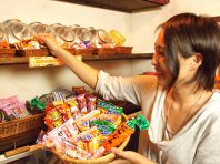 お店は駄菓子でいっぱい♪