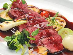 料理メニュー写真 厚切り牛フィレ肉のロースト~赤ワインソース~