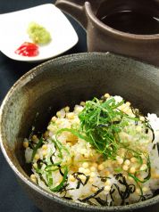 料理メニュー写真 鮭とイクラの親子チャーハン・神戸牛のネギたっぷりすじこんチャーハン750円等