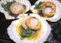 殻付きホタテの鉄板焼　