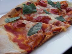 料理メニュー写真 一番人気!ピッツァ マルゲリータ Half