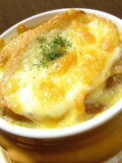 料理メニュー写真 オニオングラタンスープ