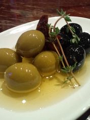 料理メニュー写真 2種類のオリーブのマリネ