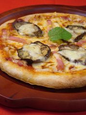 料理メニュー写真 なすとベーコンのトマトピッツァ29cm