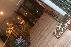 広い階段を上ればお洒落な店内