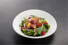 料理メニュー写真 厚切りベーコンとほうれん草のサラダ