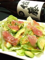 料理メニュー写真&nbsp;マグロとアボガドのカルパッチョサラダ／豚しゃぶとほうれん草と豆腐の元気サラダ