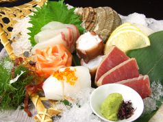 料理メニュー写真 お造り三種船盛880円・六種船盛1280円