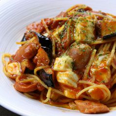 料理メニュー写真 茄子とウィンナーとモッツァレラのトマトパスタ/海老とあさりのキノコ和風パスタ