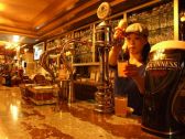 カウンターはビール専用のグラスがズラリっ