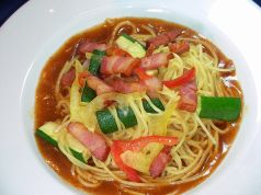 料理メニュー写真&nbsp;角切りベーコンとズッキーニ／荒挽きソーセージと野菜