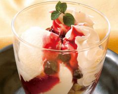 料理メニュー写真&nbsp;クリームチーズムース＆ベリーパフェ