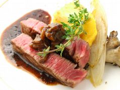 牛ヒレ肉の網焼き　トリュフのソース,りんごのデュクセル添え