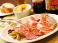 料理メニュー写真&nbsp;スペイン産　生ハム、チョリソー、サラミと田舎風パテの盛合せ