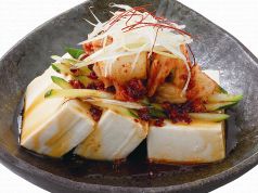 料理メニュー写真&nbsp;豆腐にキムチと食べるラー油をのせて