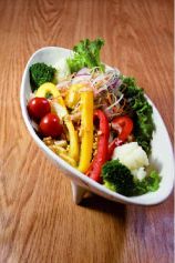 料理メニュー写真 彩り野菜とフルーツグラノーラサラダ