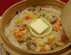 料理メニュー写真 せいろで蒸し上げた、熱々シーフードピラフ