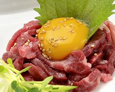 料理メニュー写真 桜ユッケ