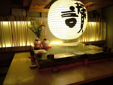 讃 木酢鶏天然黒石焼の雰囲気1