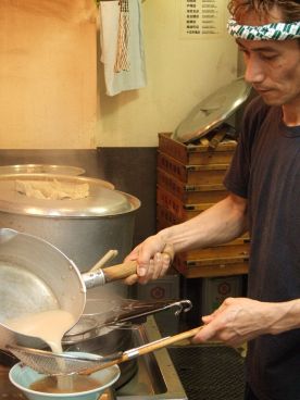 六角家 横浜家系ラーメン 御徒町店の雰囲気1
