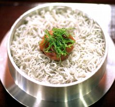 料理メニュー写真&nbsp;しらすと梅しそ釜めし（塩炊き）
