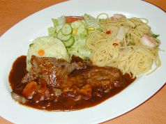 料理メニュー写真 ビーフステーキの赤ワインソースと小海老のスパゲッティペペロンチーノの盛り合わせ